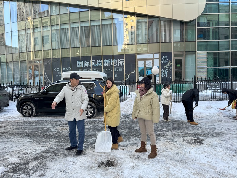 不畏嚴寒，掃雪彰顯團隊精神！